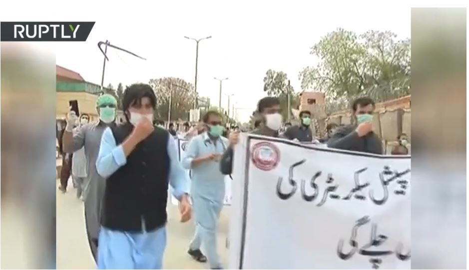 Click to enlarge pakistani doctors protest protective gear covid-19