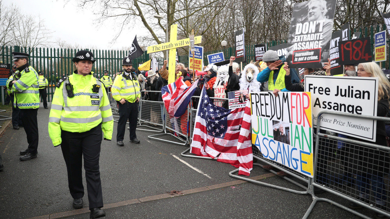 Click to enlarge Belmarsh prison protest