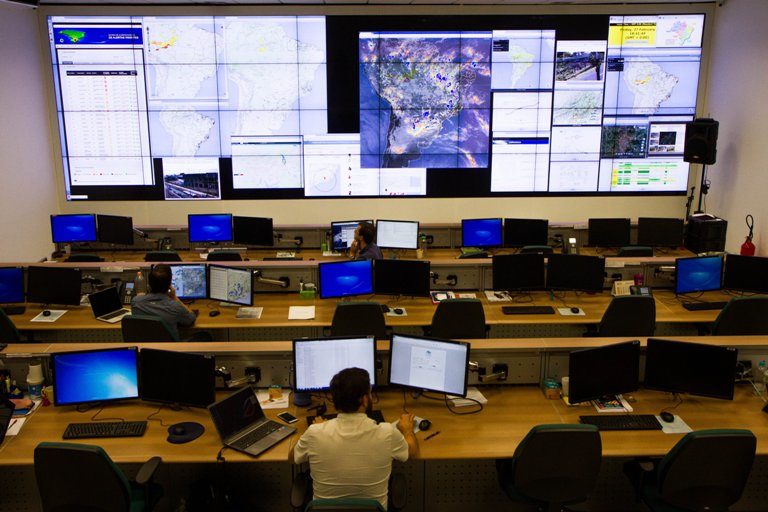 Cemaden operators in the situation room