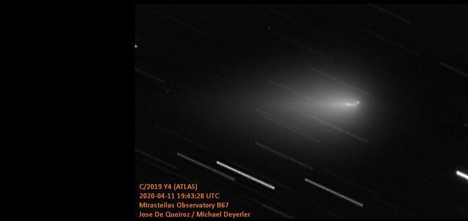 Comet ATLAS fragmenting