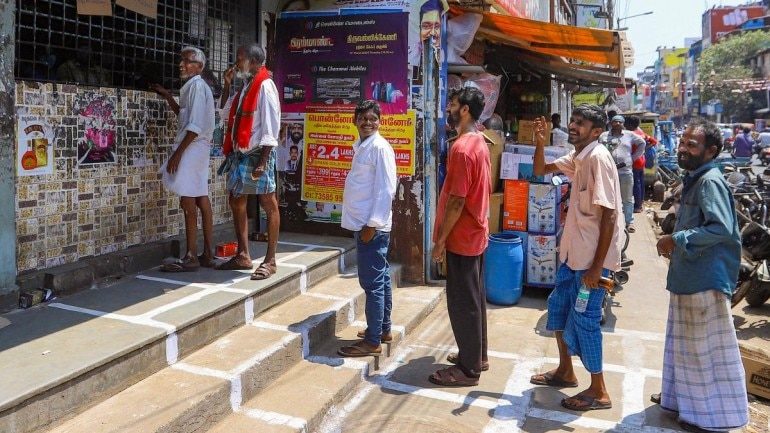 Indians queue outside store in Chennai