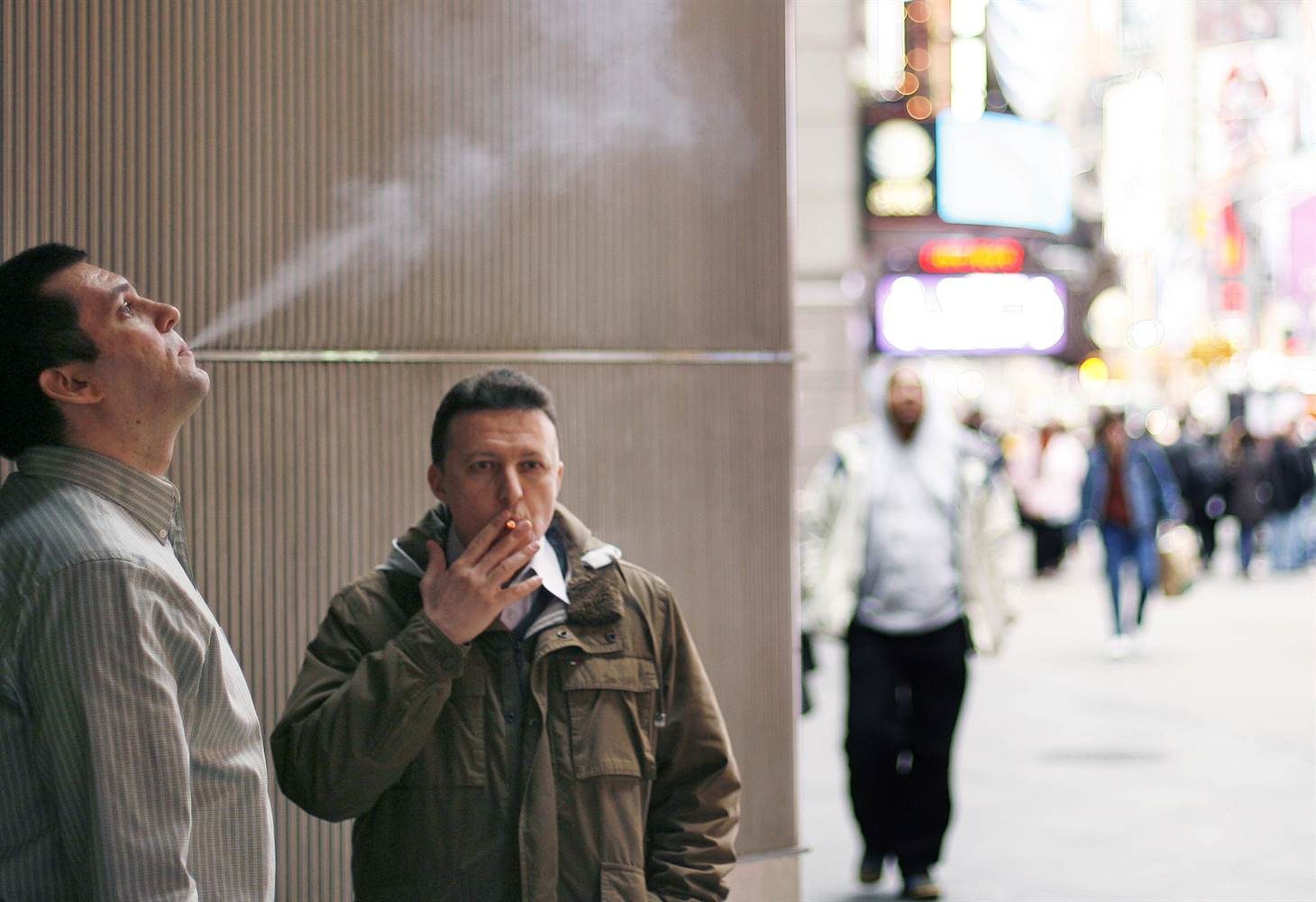 Курение на открытом воздухе. Курящий человек на улице. Люди в курилке. Мужчина курит ну улице. Человек с сигаретой на улице.