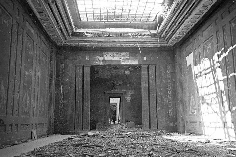 Click to enlarge ruined Reich Chancellory building in 1945