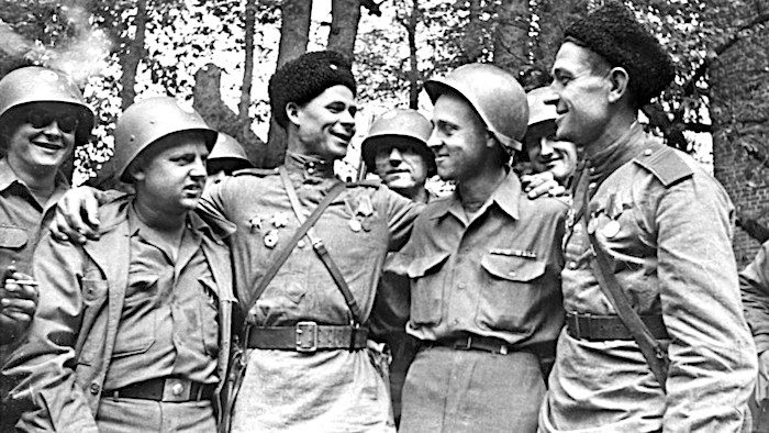 Click to enlarge US/Russian soldiers