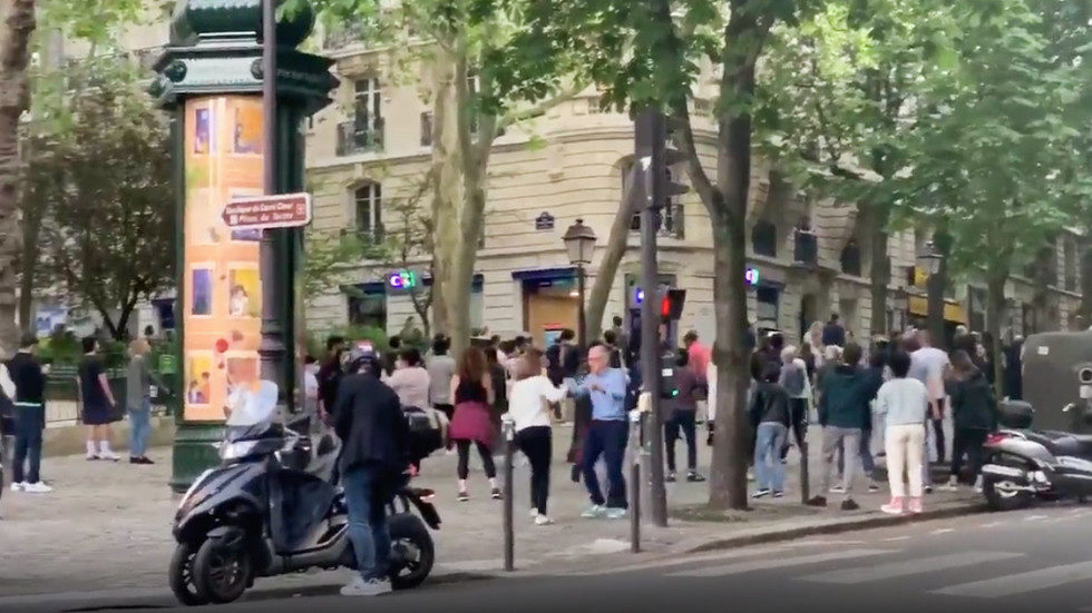 Click to enlarge paris street party