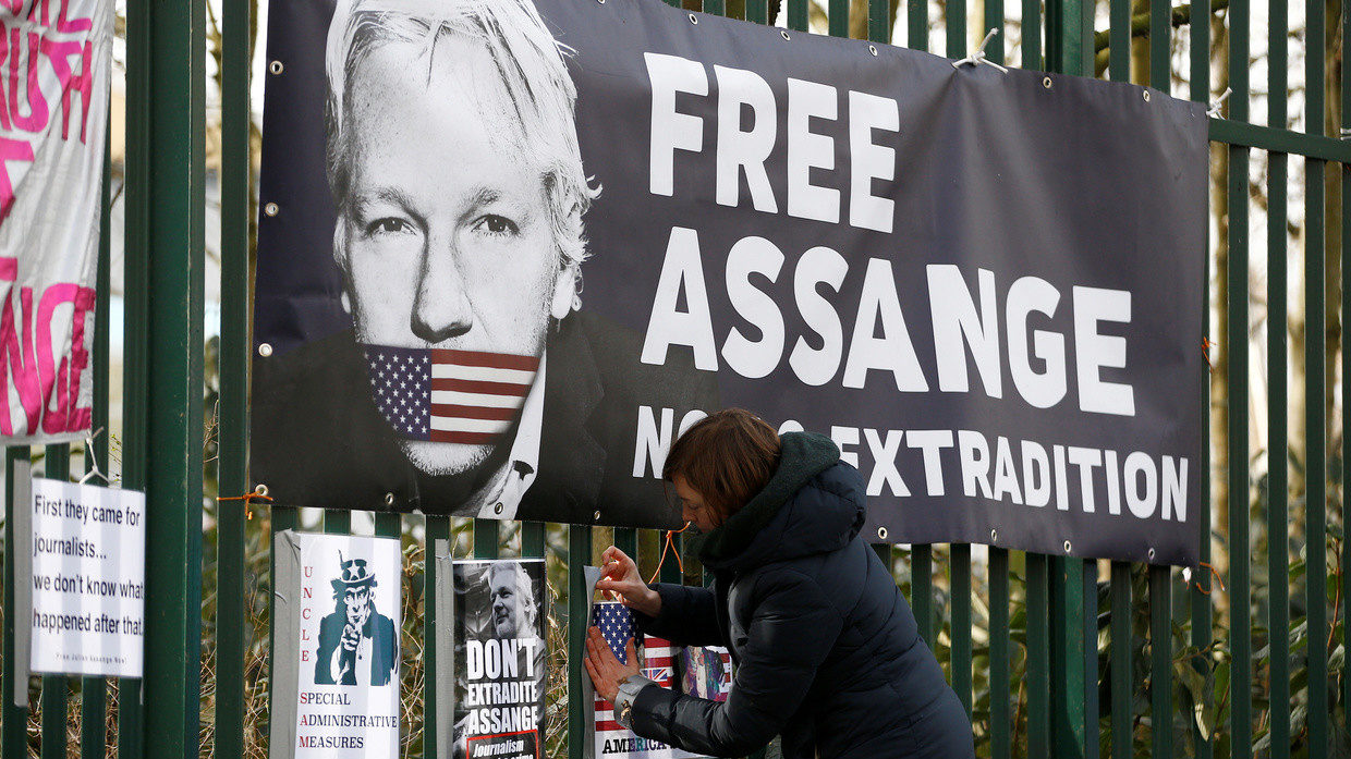 Click to enlarge free assange banner