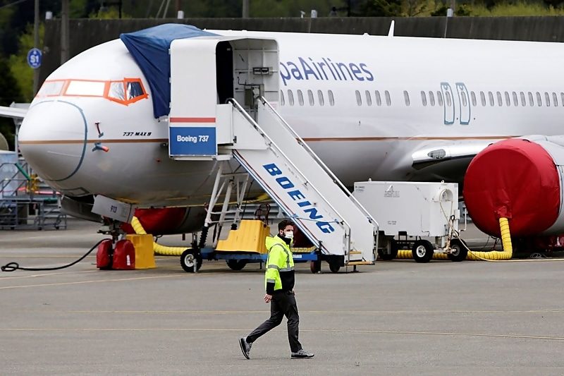 Boeing airport worker mask coronavirus
