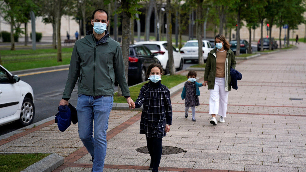 child parents masks social distance