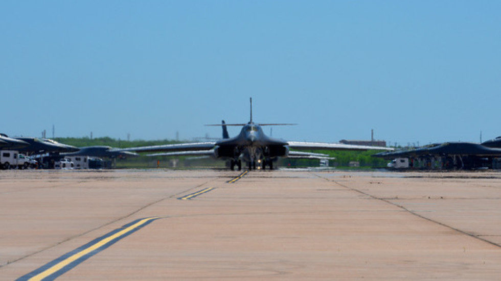 Click to enlarge B-1B Lancers