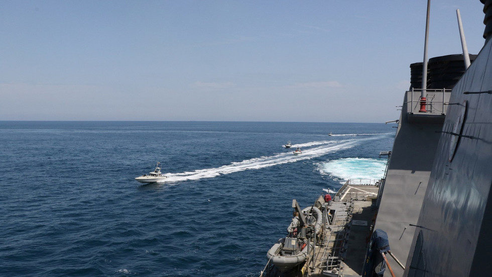 Click to enlarge Iranian gunboats