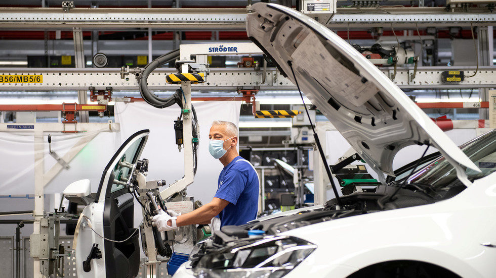 Click to enlarge Volkswagen assembly line
