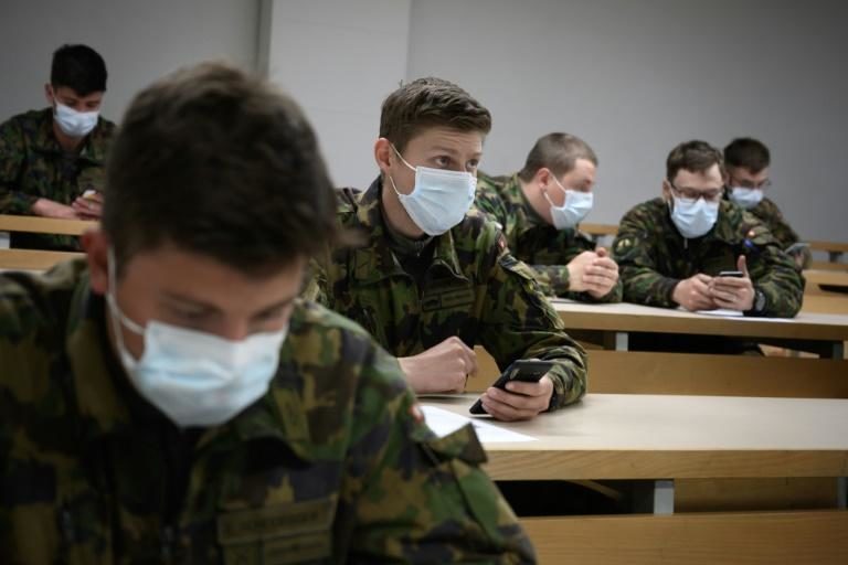 Swiss solder installing COVID app