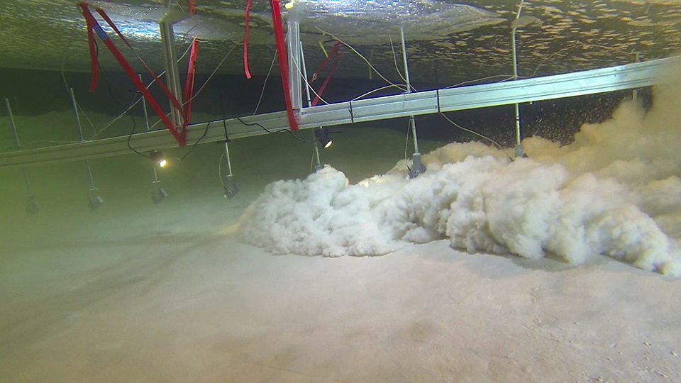 Tank experiments show how underwater avalanches could transport plastic particles into the deep
