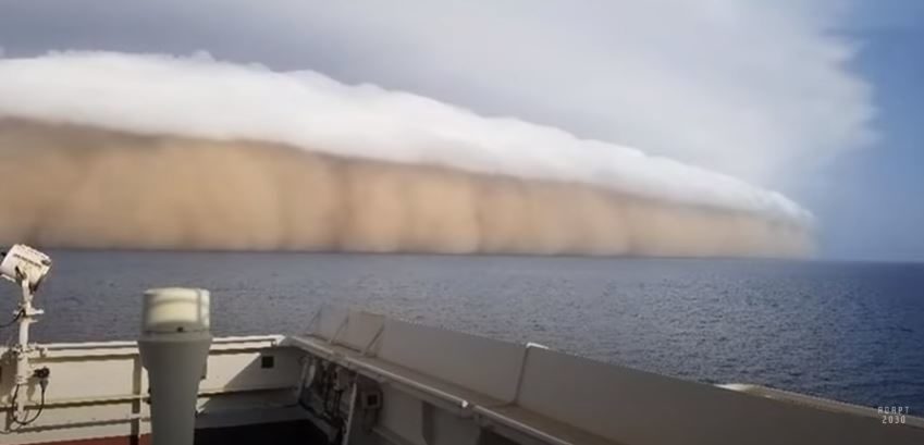 Shelf cloud near Saudi Arabia