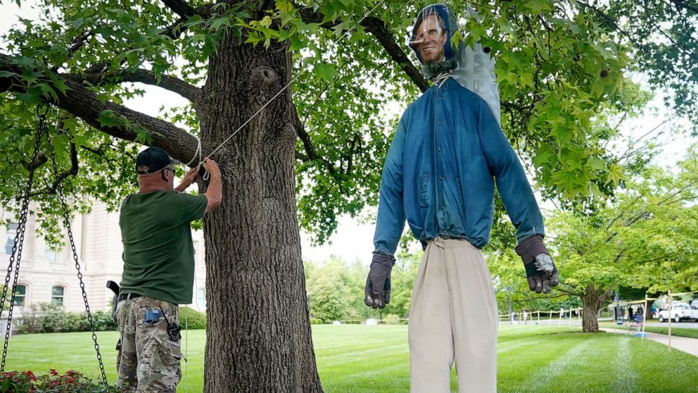 Click to enlarge protesters hang effigy of Kentucky governor