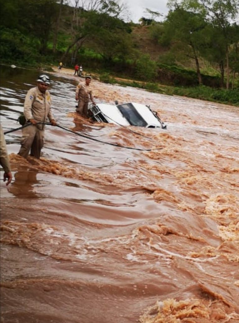 Click to enlarge Flood rescue in Cantarranas, Honduras, May 2020.