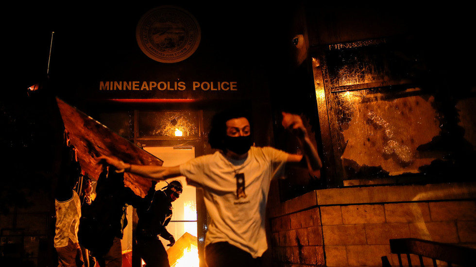 rioters police station minneapolis