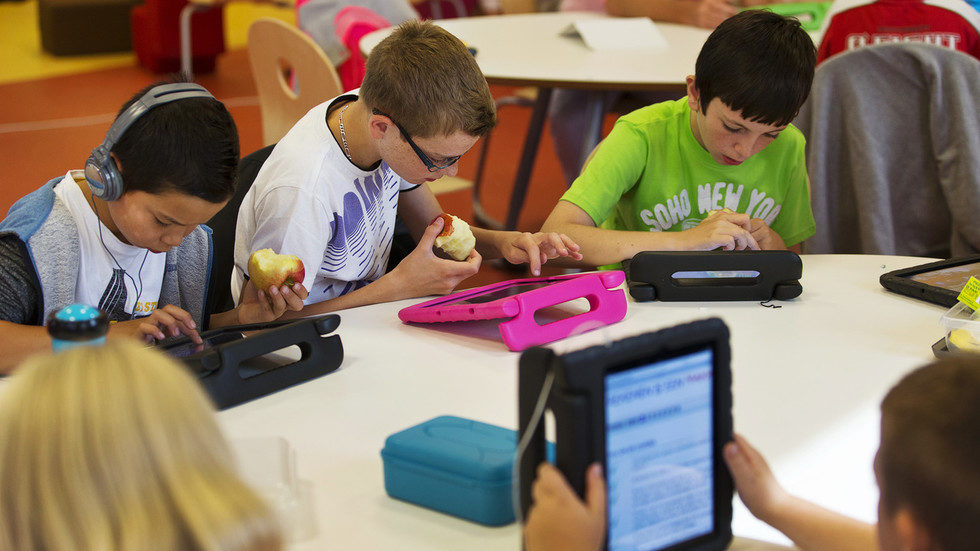 children with tablets