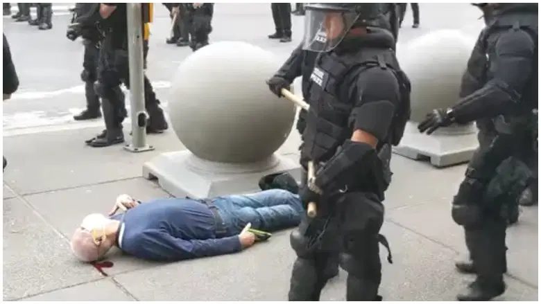 buffalo police shove man