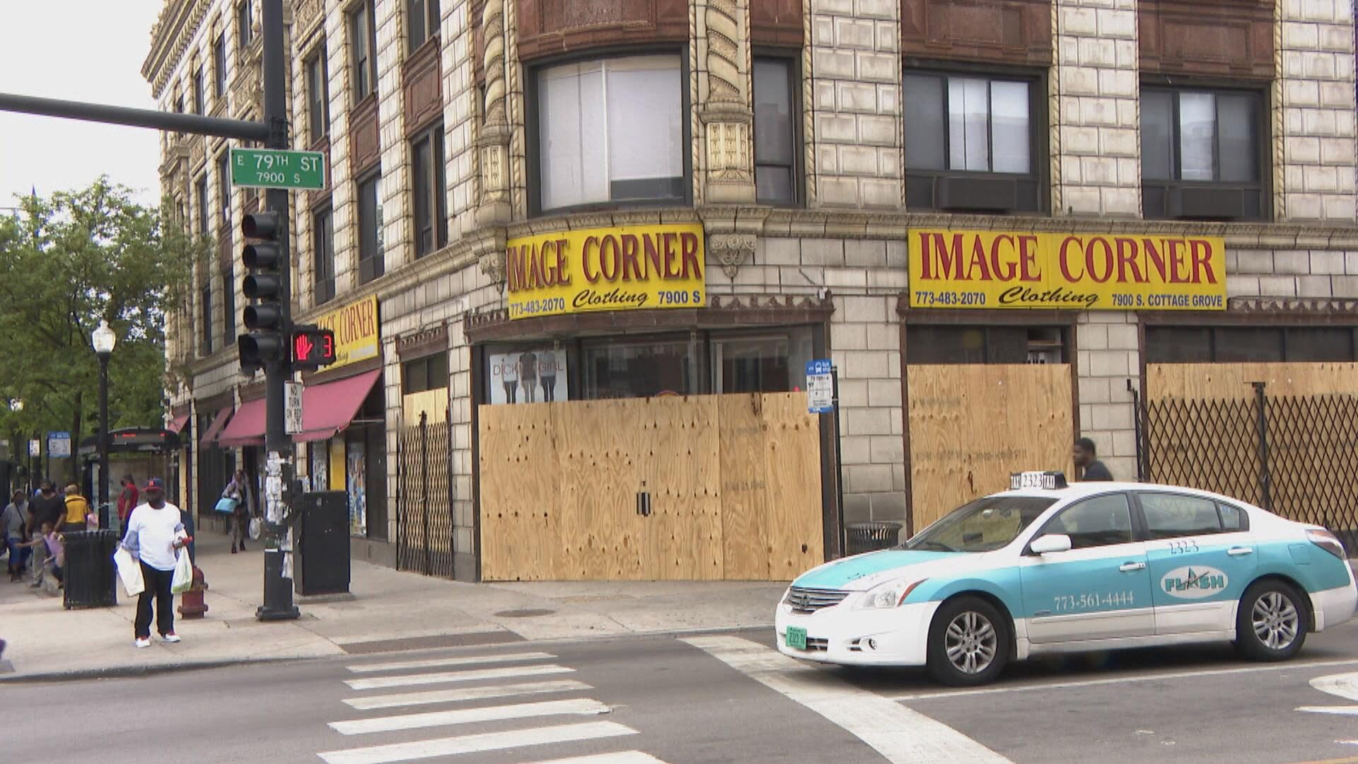 business boarded up Chicago Chatham May 2020