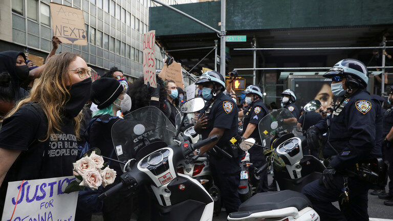 Click to enlarge protesters
