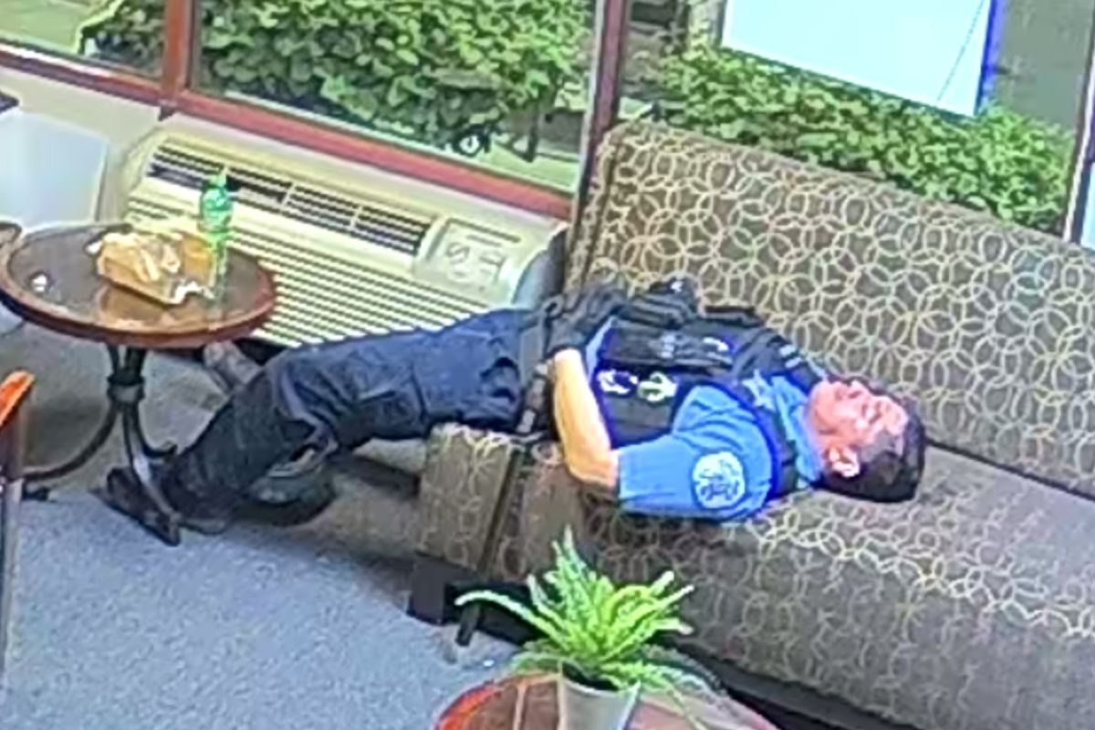 Click to enlarge Chicago police officer
