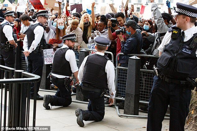 Click to enlarge uk police kneel