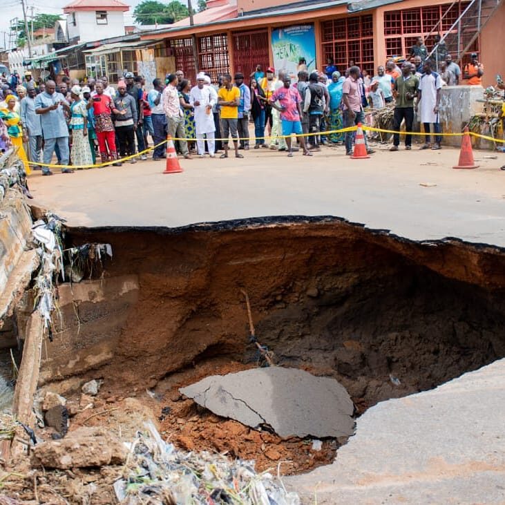 Deputy Governor, Mr Kayode Alabi, and Kwara state government officials visited the scene of the incident in Ilorin on 14 June, 2020.