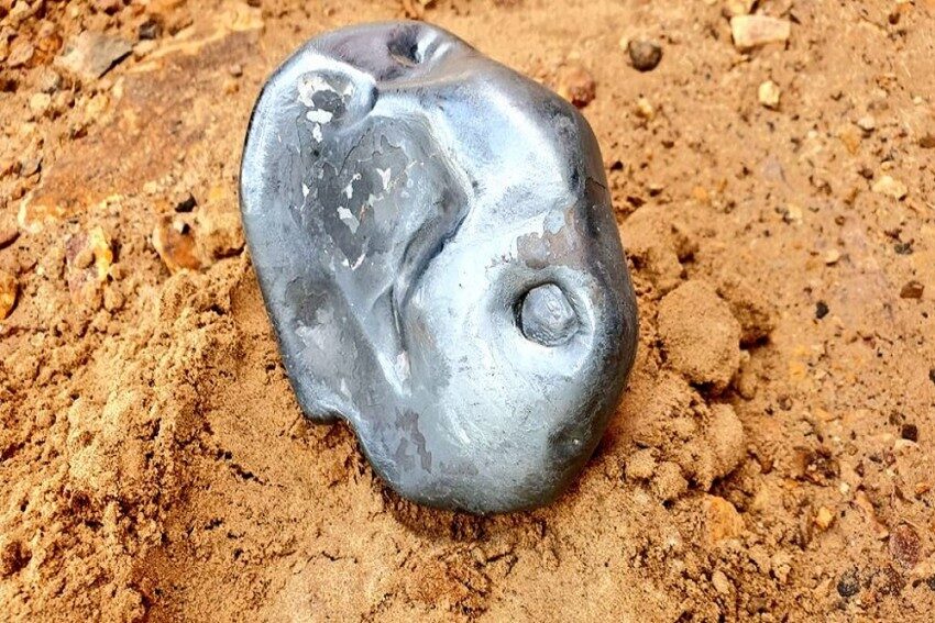 Click to enlarge The meteorite-like subject which fell from the sky in Rajasthan.