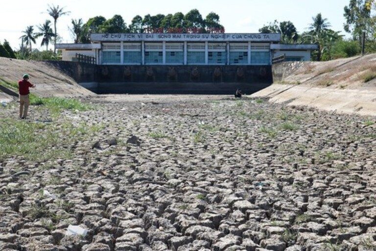 Click to enlarge A pumping station in Tien Giang Province is dried up because of severe drought and saltwater intrusion in the dry season of 2019-2020