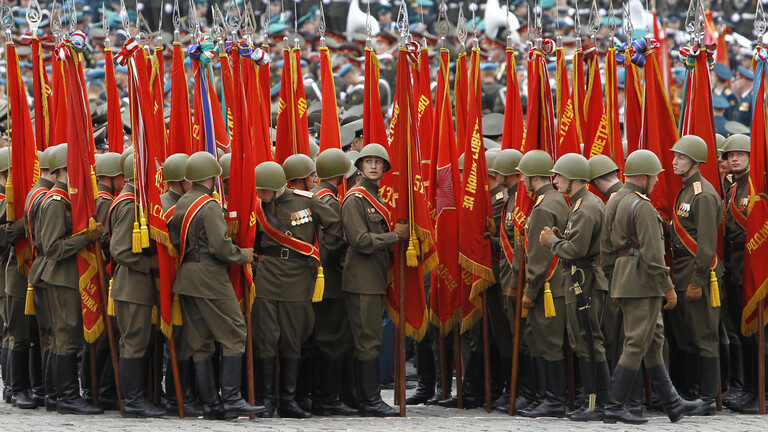 Click to enlarge Russian military personnel