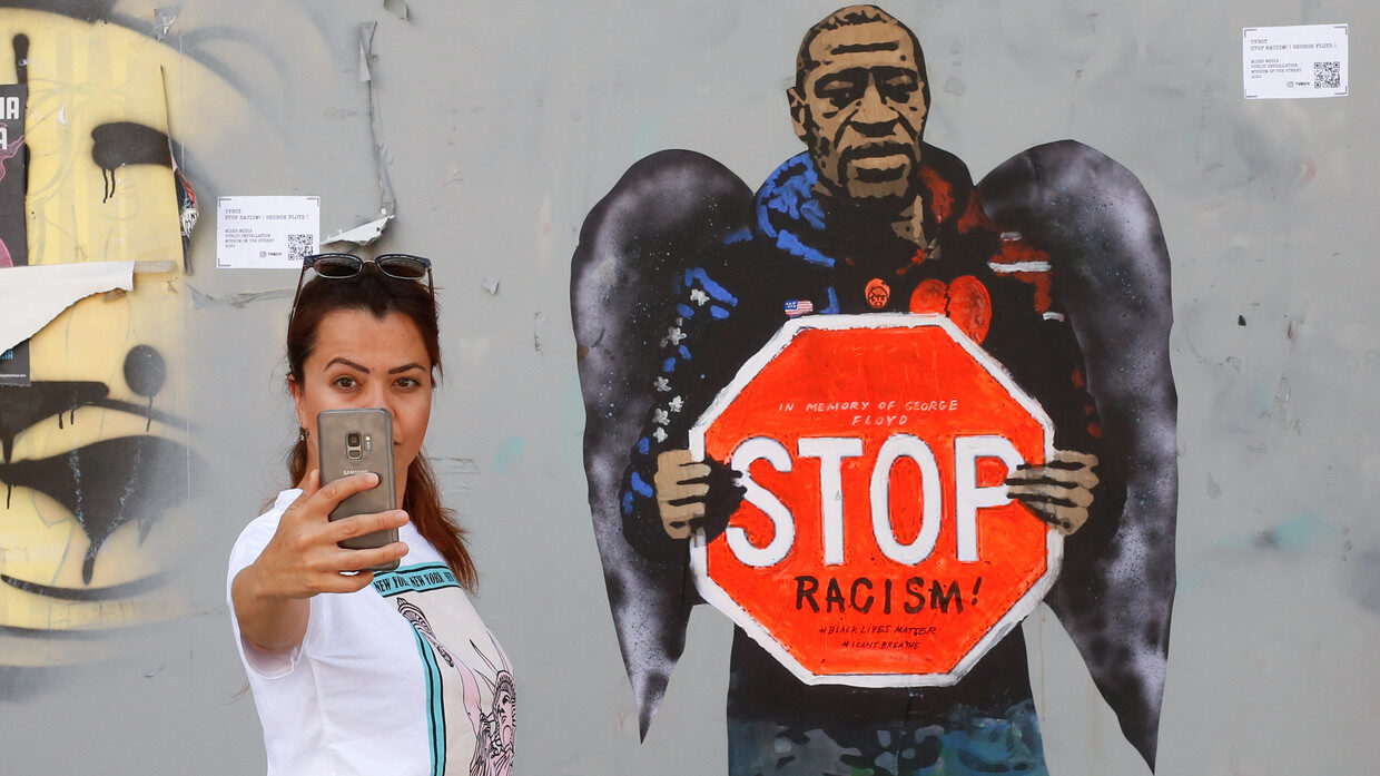 Click to enlarge george floyd mural selfie
