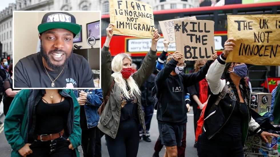 Click to enlarge Zuby, protesters