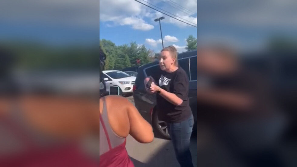 Click to enlarge white woman pulls gun on Takelia Hill