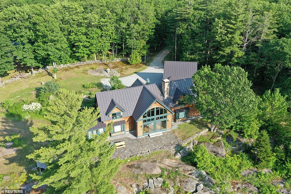 Click to enlarge ghislaine maxwell home new hampshire raid