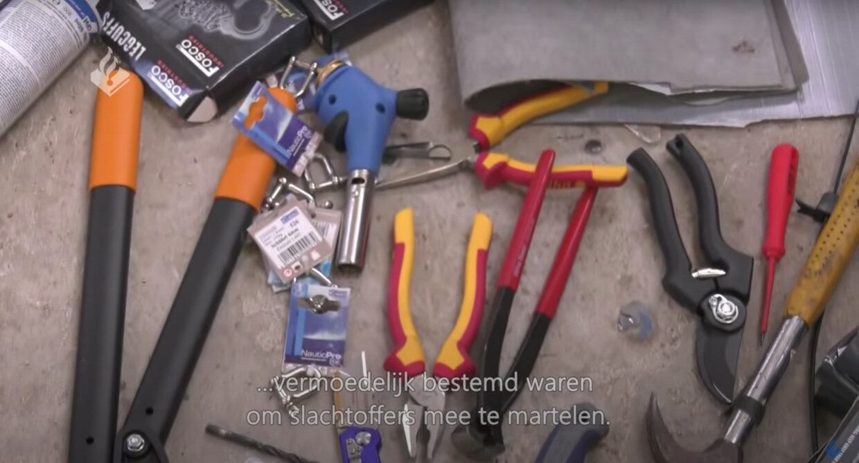 Click to enlarge torture tools found in Wouwse Plantage
