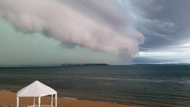Click to enlarge A fast-moving line of storms can be strong enough to trigger a meteotsunami