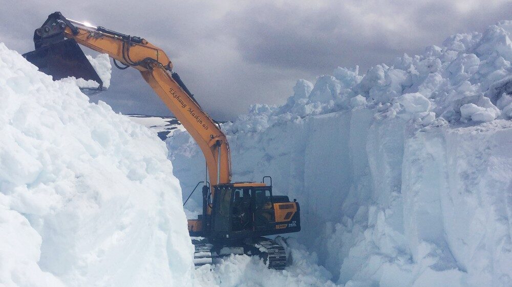 It took two days to transport the excavator to Skjerjavatnet.