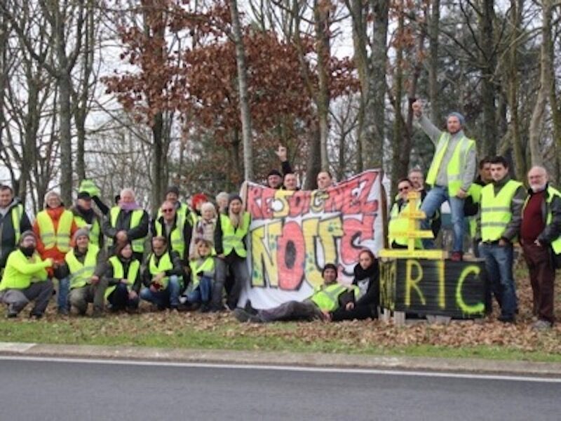 Click to enlarge Yellow Vests organized petitions