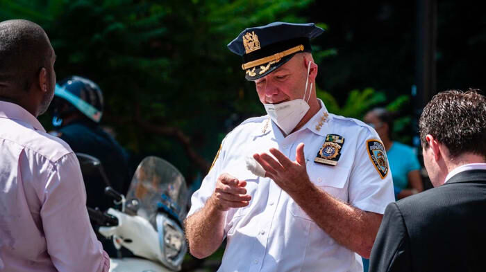 Click to enlarge NYPD chief hurt
