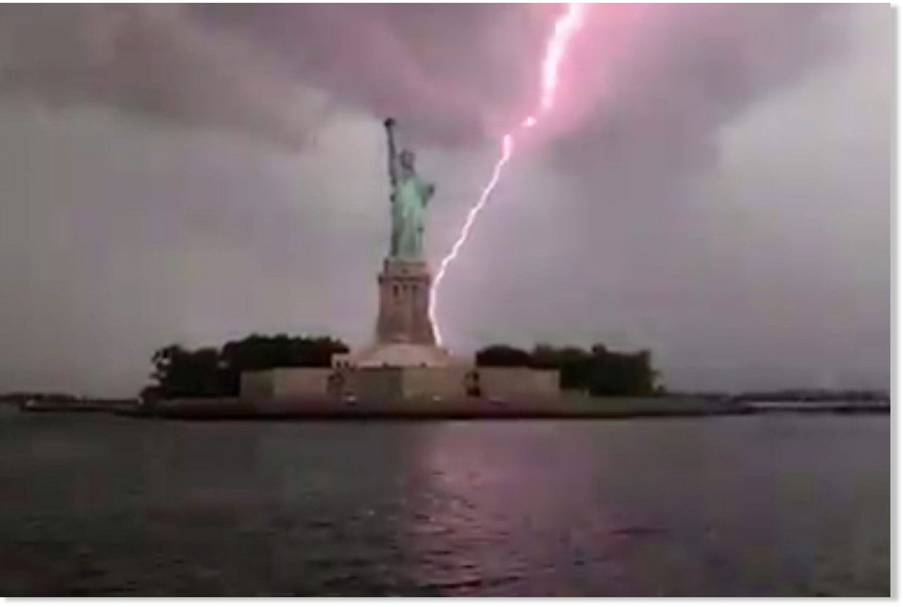 Symbolism Dramatic video shows moment lightning strikes behind Statue