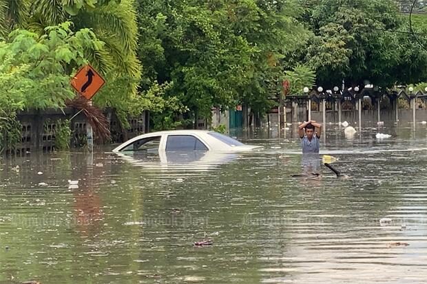 Click to enlarge Niyom Kongsan's flooded car in Nong Yai community of Bang Lamung district of Chon Buri, after torrential rain in Pattya and other areas on Wednesday.
