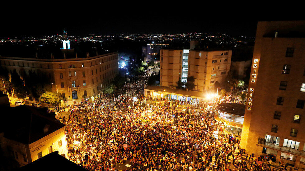 Thousands protest outside Israeli PM Netanyahu's