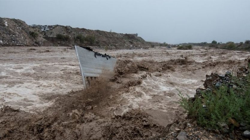 In Saltillo, a van was dragged into the waters
