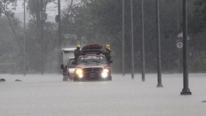In Apodaca, the fire service had to tow an ambulance which got stuck in the floods