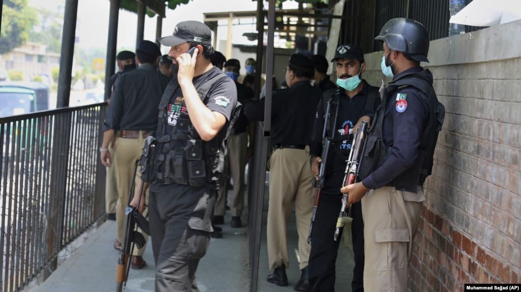 Pakistani police officers