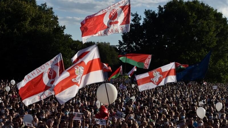 Supporters of presidential candidate Svetlana Tikhanovskaya