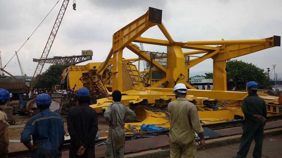Click to enlarge Giant crane crash in India