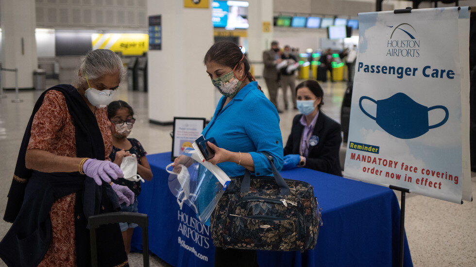 Click to enlarge travelers at George Bush Intercontinental Airport