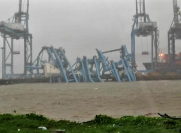 Cranes collapse in Mumbai